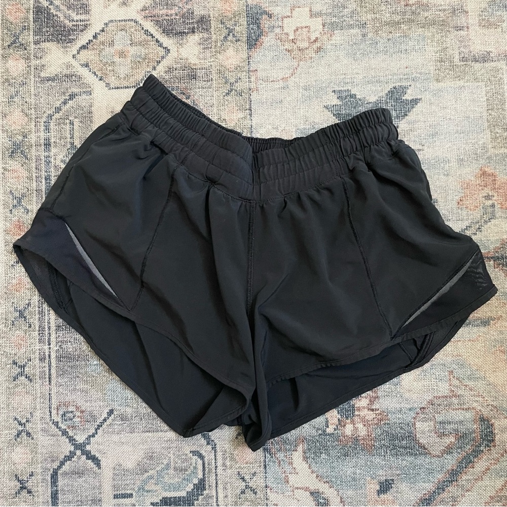 Lululemon Hotty Hot 2.5” Shorts in Black